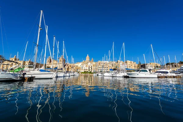 马耳他三座城市之一比尔古的城市景观船只的水平面视图 — 图库照片