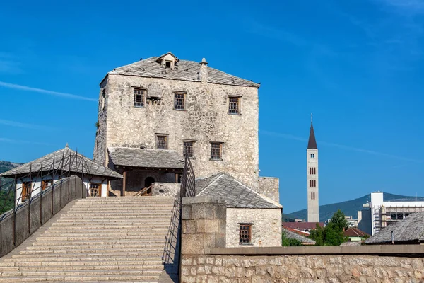 Arka Planda Bir Kilise Kule Ile Tarihi Eski Köprüsü Mostar — Stok fotoğraf