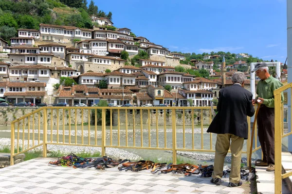 Berat Arnavutluk Mayıs Yaşlı Adam Satıyor Kemer Köprü Berat Arnavutluk — Stok fotoğraf