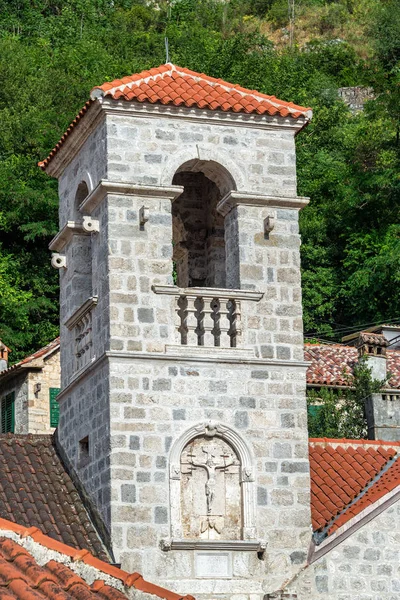 Torre Della Chiesa Con Gesù Sulla Croce Kotor Montenegro — Foto Stock