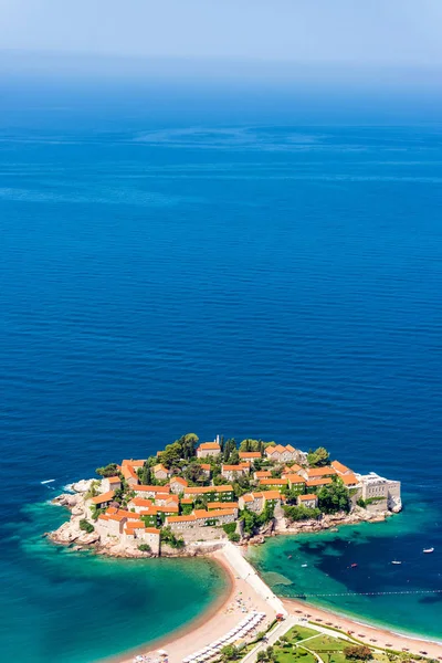 垂直ビューの美しい島のスヴェティ ステファン モンテネグロの — ストック写真