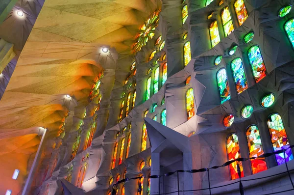 西班牙巴塞罗那 3月6日 2018年3月6日 西班牙巴塞罗那圣家堂的明亮而五颜六色的玻璃 — 图库照片