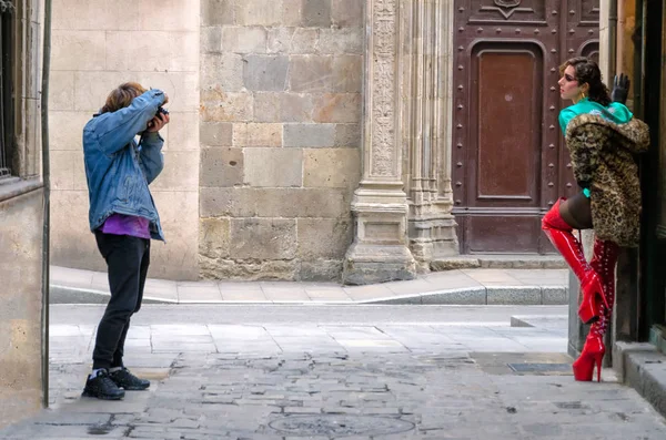バルセロナ スペイン Photographer 2018 日にスペインのバルセロナで路上モデルポーズの写真 — ストック写真