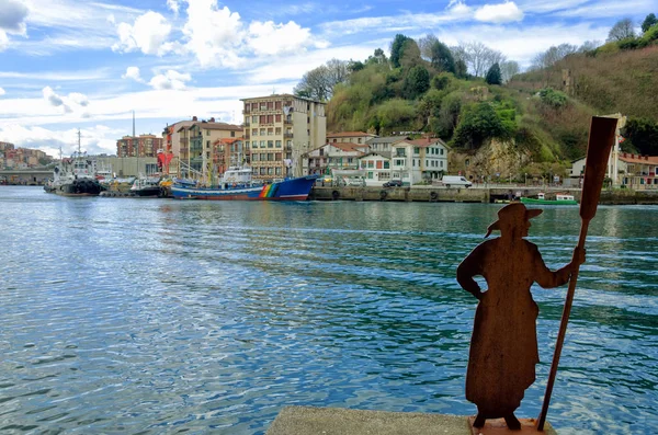 Pasai Donibane 스페인만의 해안가에 여자의 실루엣 — 스톡 사진