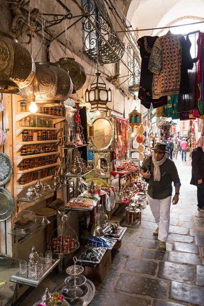 Tunis Tunisko Dubna Tourits Chodí Kolem Prodejna Suvenýrů Trhu Medině — Stock fotografie