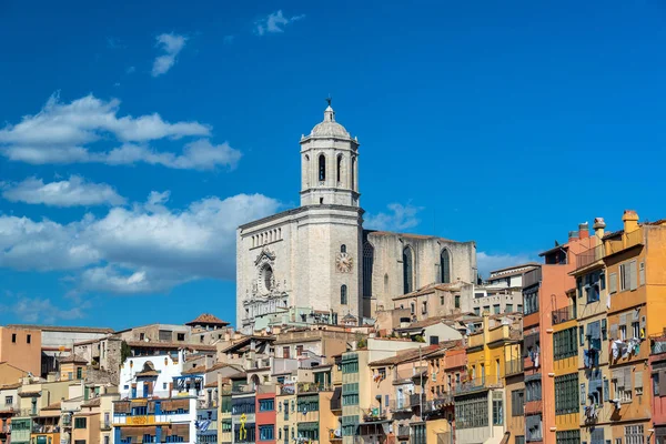 Girona-Kathedrale erhebt sich über der Stadt — Stockfoto