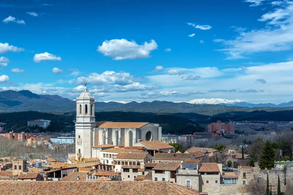 Katedralen i Girona och Pyrenéerna bergskedjan — Stockfoto