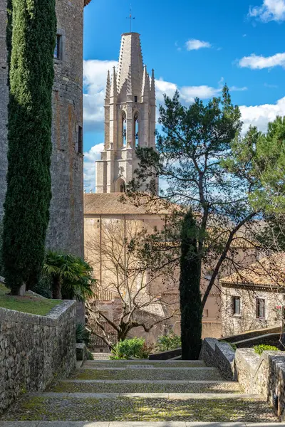 Cesta a středověká architektura v Girona, Španělsko — Stock fotografie
