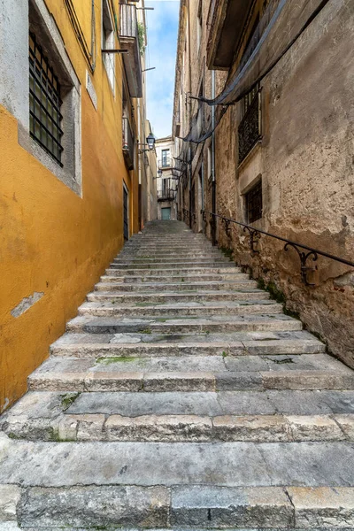 スペイン、ジローナの狭い歩行者天国 — ストック写真