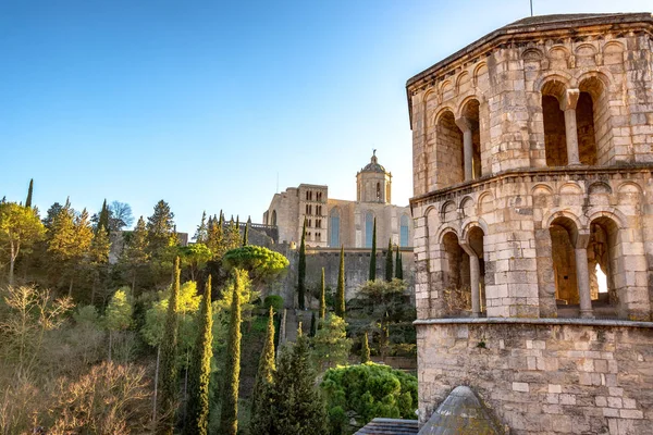 Ιστορικό πύργο και τον καθεδρικό ναό της Girona — Φωτογραφία Αρχείου