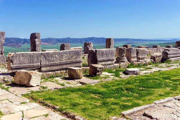 Ruínas de colunas em Dougga, Tunísia — Fotografia de Stock