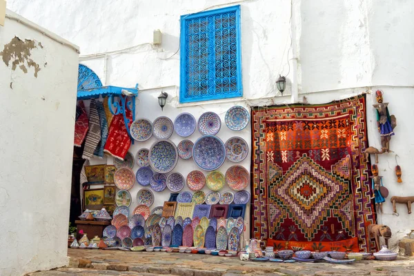 Traditionelle Souvenirs zum Verkauf in sidi bou sagte, Thunfisch — Stockfoto