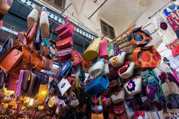 Loja colorida com lembranças tradicionais em Tunis, Tunísia — Fotografia de Stock