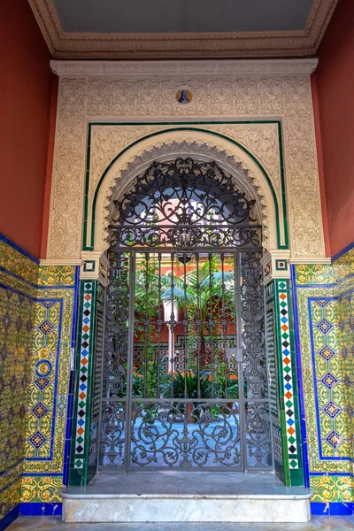 Hermosa entrada al edificio en Sevilla —  Fotos de Stock