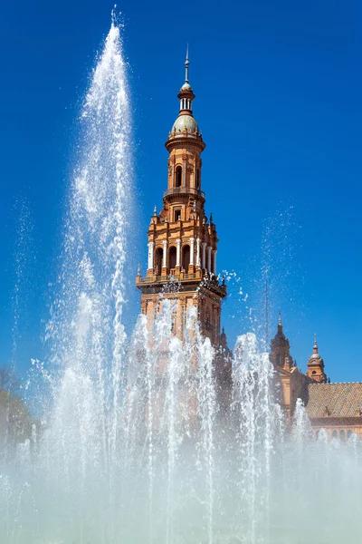 Fuente y arquitectura Vista vertical — Foto de Stock