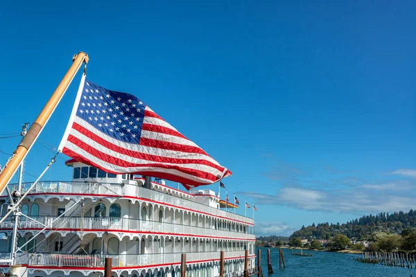 American Flag and Riverboat in Astoria — Stock Photo, Image