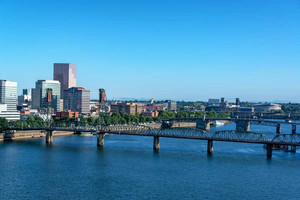 Ponte Hawthorne e paisagem urbana de Portland — Fotografia de Stock