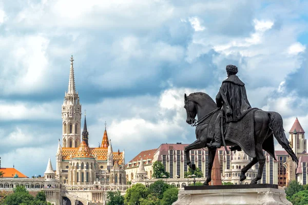 Jezdecká socha a Matyášský kostel v Budapešti — Stock fotografie