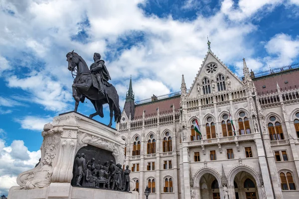 雕像和匈牙利议会 — 图库照片