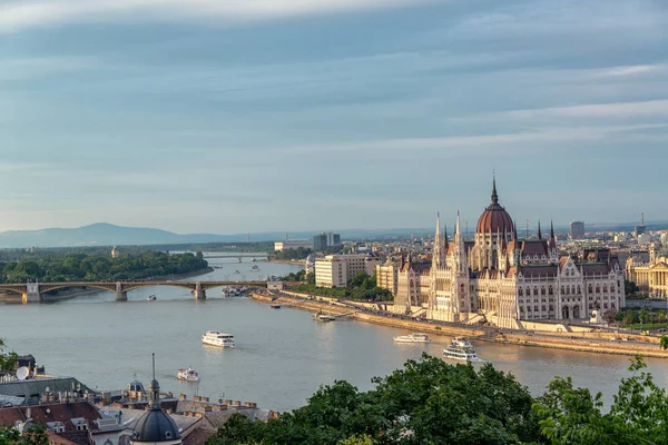 Parlamento ungherese e fiume Danubio — Foto Stock