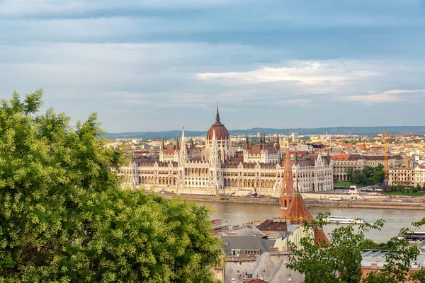 Parlamento ungherese e paesaggio urbano — Foto Stock