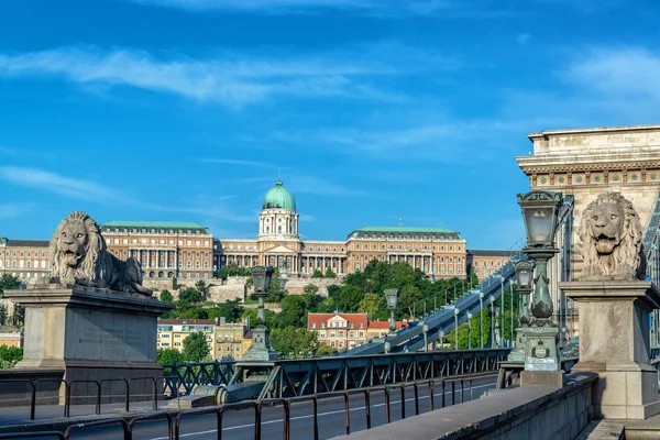 Kettenbrücke und Nationalgalerie lizenzfreie Stockfotos