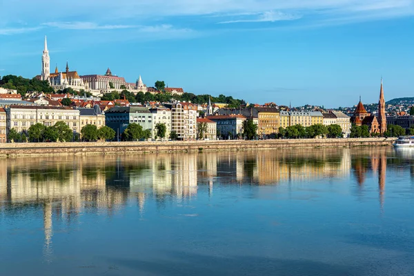Bastione del Pescatore e riflessione sul Danubio — Foto Stock