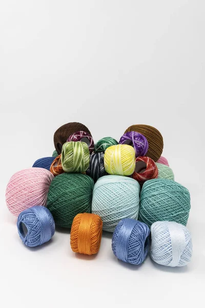 Beyaz arka plan üzerinde renkli konu