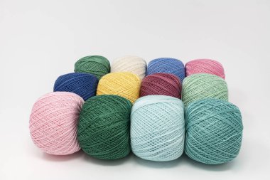 Beyaz arka plan üzerinde renkli konu