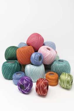 Beyaz arka plan üzerinde renkli konu