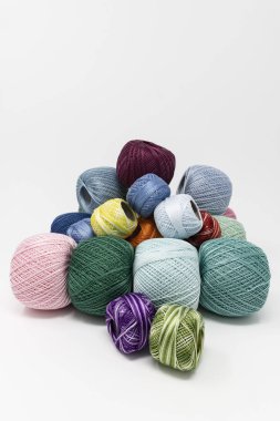 Beyaz arka plan üzerinde renkli konu