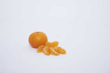 Mandalina ya da mandalina meyvesi beyaz arkaplanda izole