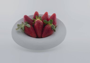 Üç çilek beyaz bir arka planda stüdyo çekim peniscola, İspanya