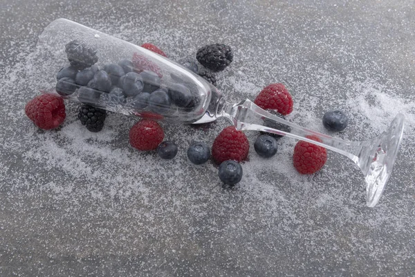 Frische Beeren Und Ein Glas Auf Einem Teller Granit Mit — Stockfoto