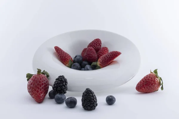 Frische Beeren Auf Einem Weißen Teller Auf Weißem Hintergrund Imagen — Stockfoto