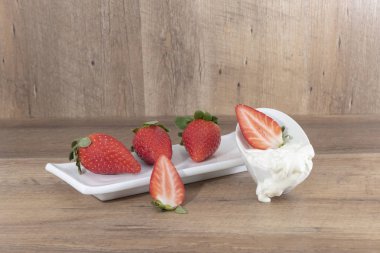 krema çilek beyaz bir yemek ve bir ahşap arka plan - Imagen ile erimiş