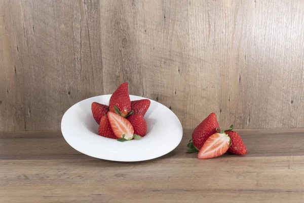 Erdbeeren Auf Einem Weißen Teller Auf Einem Hölzernen Hintergrund Imagen — Stockfoto