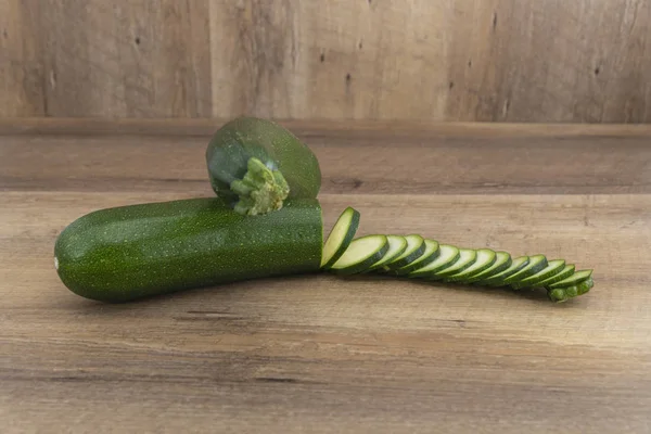 Frisch Geschnittene Zucchini Isoliert Auf Einem Hölzernen Hintergrund — Stockfoto