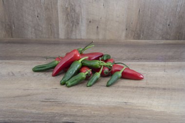taze yeşil jalapeno ve ahşap zemin üzerine kırmızı biber