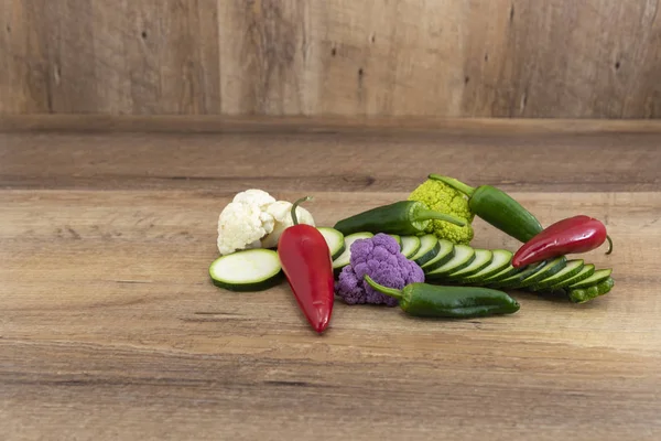 Grupo Verduras Frescas Maduras Aisladas Fondo Madera — Foto de Stock