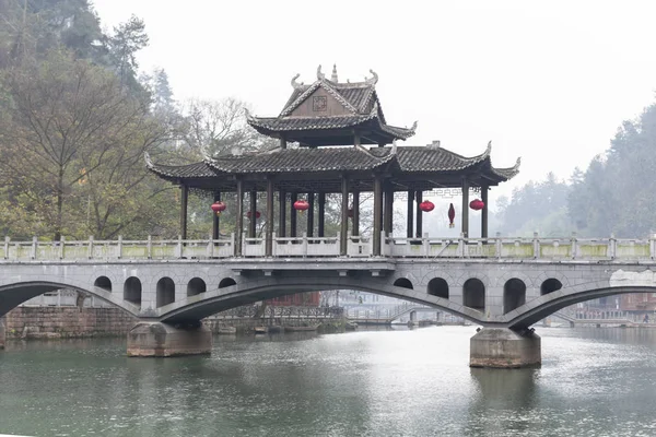 Fenghuang Hunan China Diciembre 2018 Puente Con Pabellón Pequeño Casco —  Fotos de Stock