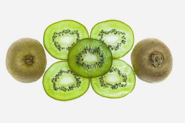 Cinque Fette Kiwi Due Mezze Kiwi Fondo Bianco — Foto Stock