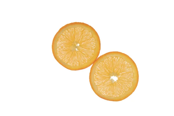 Dos Rebanadas Naranja Dispuestas Diagonalmente Sobre Fondo Blanco — Foto de Stock