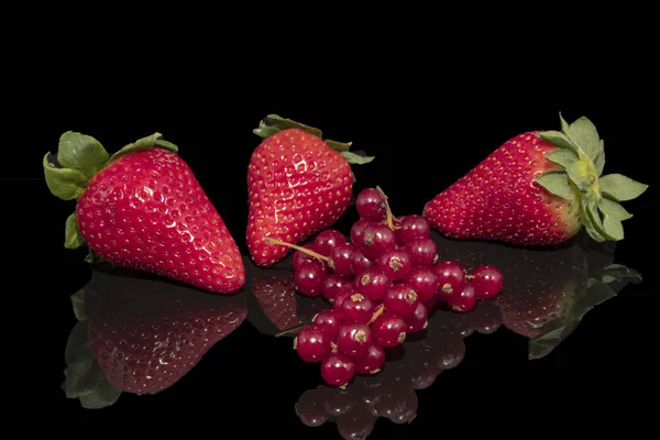 Morangos Groselha Uma Superfície Reflexiva Com Fundo Preto — Fotografia de Stock