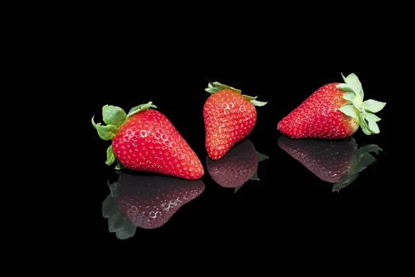 Strawberries Reflective Surface Black Background — Stock Photo, Image