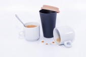 s kávou čas nápis, šálky s kávou a pohár s víkem pro horký nápoj na bílém pozadí