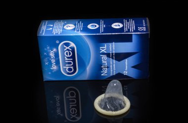 Peniscola, Castellon, İspanya - 02 06 2019: 12 adet kutusunda durex doğal xl prezervatif. Marka en popüler ve en çok cinsel ilişki sırasında gebelik karşı korumak için kullanılan. güvenli seks - Imagen