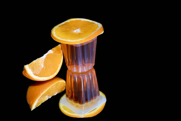 Orangengelee Und Frische Früchte Mit Reflexion Auf Schwarzem Hintergrund — Stockfoto
