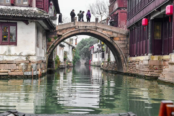 Zhouzhuang Jiangsu China Diciembre 2018 Personas Desconocidas Viejo Puente Zhouzhuang —  Fotos de Stock