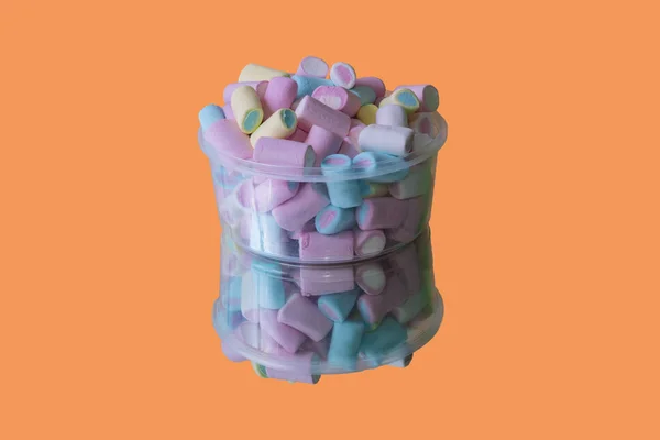 Bonbons Guimauve Colorés Dans Récipient Plastique Miroir Sur Fond Orange — Photo